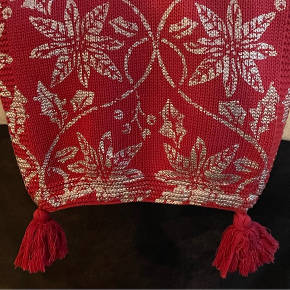 Ted Knit Table Runner By Balsam & Fir Trading Company 🌲 - Picture 7 of 7